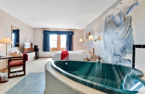 Quad Cities Hotel | Casa Loma Inn & Suites by OYO Davenport IA near I-80