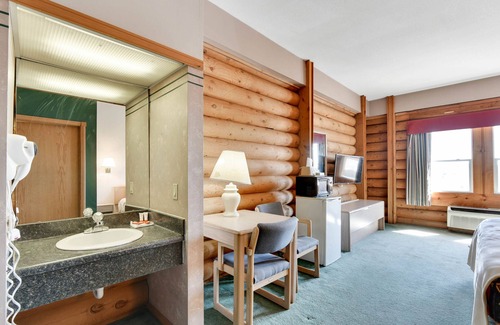 Quad Cities Hotel | Casa Loma Inn & Suites by OYO Davenport IA near I-80