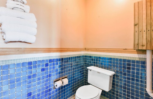 Quad Cities Hotel | Casa Loma Inn & Suites by OYO Davenport IA near I-80
