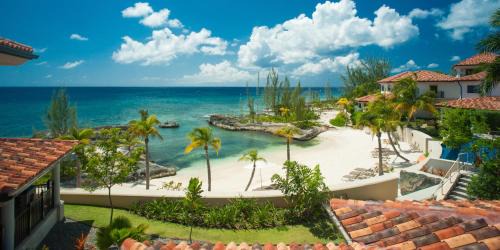 George Town Apartment | Casa Luna 17 - Gated Seaside Village with Shared Pool, Jacquzi, & Beach Cove