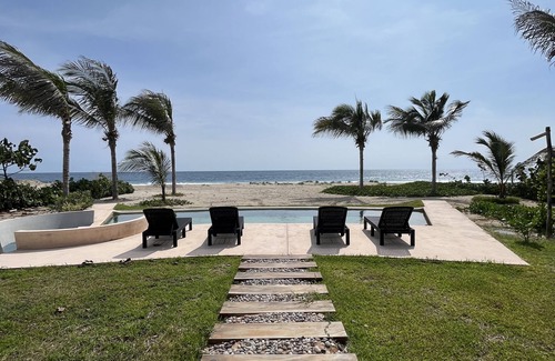 San Pedro Mixtepec Villa | Casa Lyuu - Tropical Beachfront Villa - Your Perfect Getaway in Puerto Escondido
