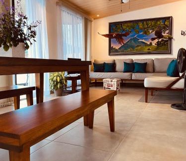 Barrio Pilo House | Casa Macaw