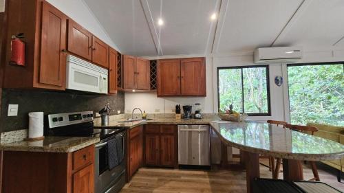 Quepos House | Casa Macaw Jungle Cabin w Private pool Wifi and AC