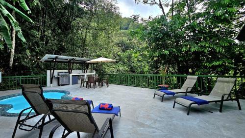 Quepos House | Casa Macaw Jungle Cabin w Private pool Wifi and AC