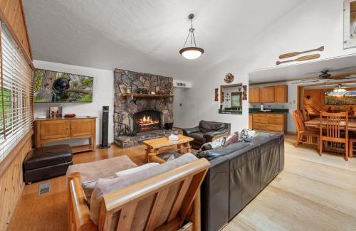 Summit Estates House | Casa Makim-Walk to Slopes, Hot Tub, Fireplace, Jet Tub, BBQ