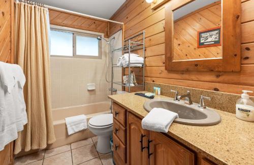 Summit Estates House | Casa Makim-Walk to Slopes, Hot Tub, Fireplace, Jet Tub, BBQ