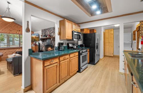 Summit Estates House | Casa Makim-Walk to Slopes, Hot Tub, Fireplace, Jet Tub, BBQ