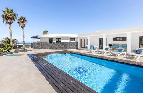 Urbanizacion Famara Villa | Casa Marina with pool, garden and terrace