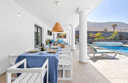 Urbanizacion Famara Villa | Casa Marina with pool, garden and terrace