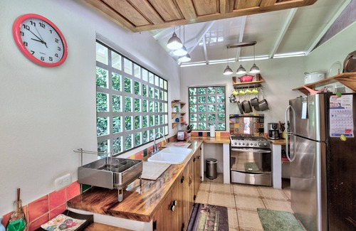 Chiguata Ski Chalet | Casa Mariposa Garden Hideaway 5 Min from Beach