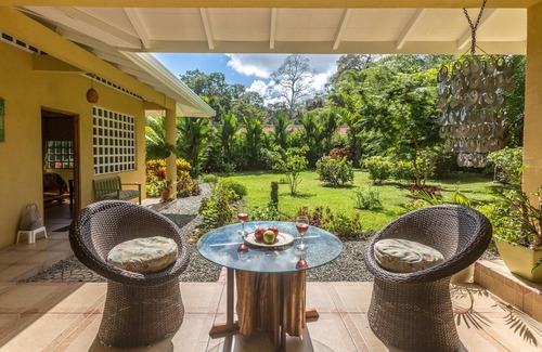 Chiguata Ski Chalet | Casa Mariposa Garden Hideaway 5 Min from Beach