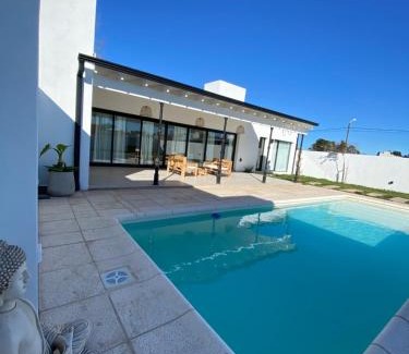 Tandil Villa | Casa Mercedes, casa privada a estrenar alquiler todo el año, con pileta climatizada solar de noviembre a marzo