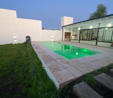 Tandil Villa | Casa Mercedes, casa privada a estrenar alquiler todo el año, con pileta climatizada solar de noviembre a marzo