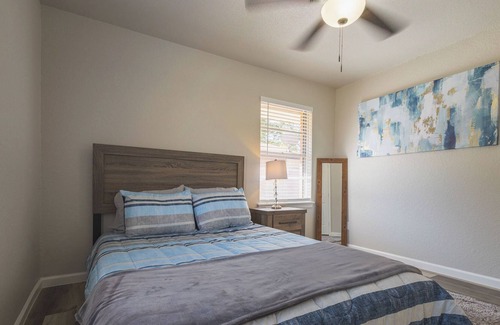 Lake Jackson House | Casa Mimosa: Lake Jackson Home 15 min from Beach