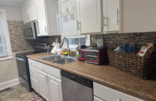 Raeford House | Casa Minimal Cottage Pet Friendly w/Fenced Yard