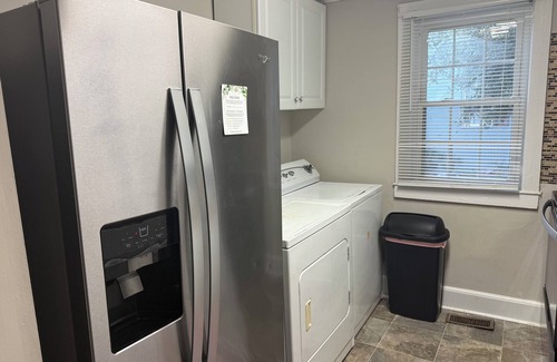 Raeford House | Casa Minimal Cottage Pet Friendly w/Fenced Yard