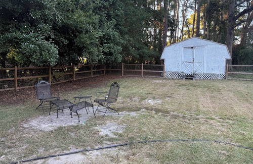 Raeford House | Casa Minimal Cottage Pet Friendly w/Fenced Yard