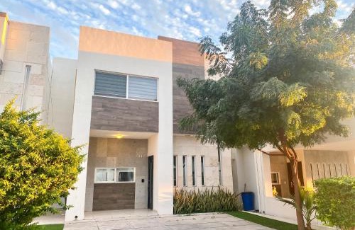 Hermosillo House | Casa Moderna en privada con Alberca 5 min del Aeropuerto y Consulado Americano