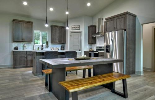 Blue Ridge Villa | Casa Moderne - Cozy modern vibes plus a hot tub