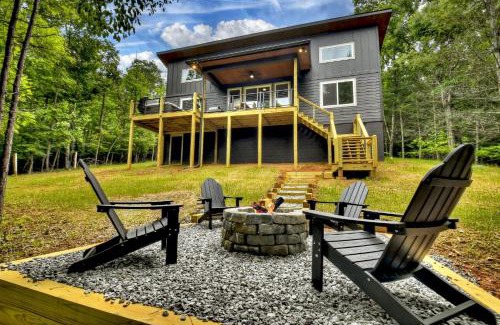 Blue Ridge Villa | Casa Moderne - Cozy modern vibes plus a hot tub