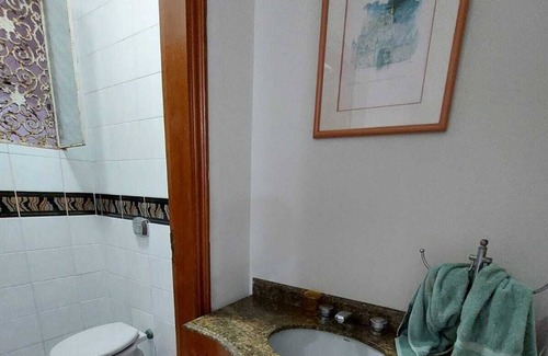 Jardim Belmar House | Casa na Quadra da Praia da Enseada, Acomoda até 12 Pessoas