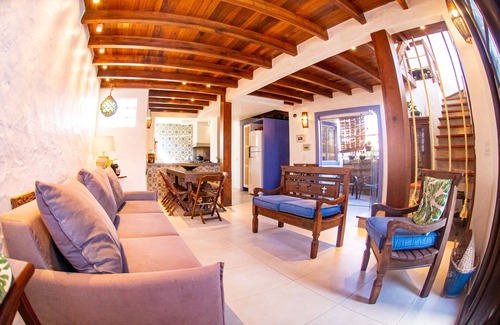 Centro House | Casa Nara, a 100 Metros do mar no Centro Histórico de Garopaba!