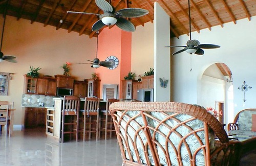 Isla de Utila House | Casa Naranja - Upscale Living with a Private Pool