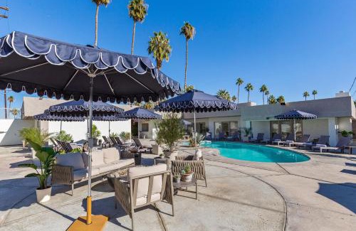 Warm Sands Hotel | Casa Oliver Hotel & Resort - A Men's Clothing Optional Resort in Palm Springs