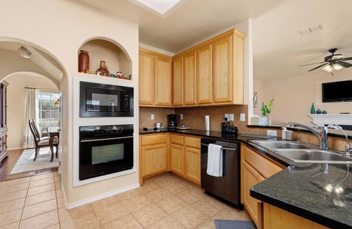 Scenic Oaks House | Casa on the Hill Posh 5 Bed Rms Sparkling Pool