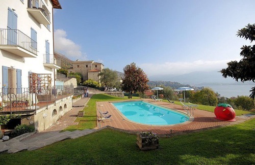 Azzano House | Casa Panorama Sei: A bright and cheerful apartment situated at a short distance from the shores of Lake Como, with Free WI-FI.
