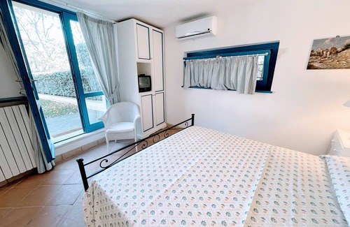 Spoleto Apartment | Casa Piscina sleeps 5, pretty setting next to pool with private garden nr pool