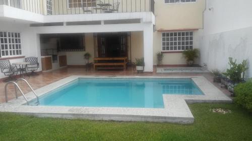Cuernavaca House | Casa privada completa , para 8 personas para descanso y o trabajo tambien por habitacion con baño privado para 2 o 4 personas compartiendo areas comunes