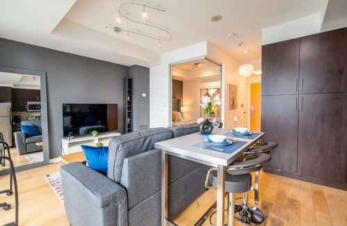 Leslieville Apartment | Casa Queen- Elegant Suite in Leslieville