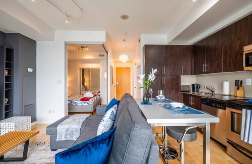 Leslieville Apartment | Casa Queen- Elegant Suite in Leslieville