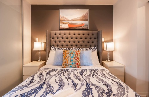 Leslieville Apartment | Casa Queen- Elegant Suite in Leslieville