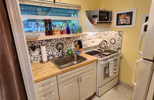 Parker Ridge House | Casa Ricardo Apt, Comfy, Cozy, Private, W/D, WiFi, 10 min. to downtown & Beaches