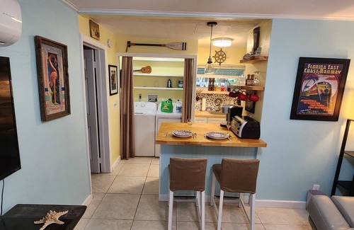 Parker Ridge House | Casa Ricardo Apt, Comfy, Cozy, Private, W/D, WiFi, 10 min. to downtown & Beaches
