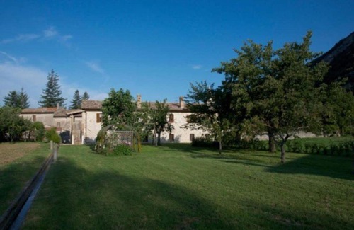 Pale House | Casa ridente nella valle del Menotre con giardino