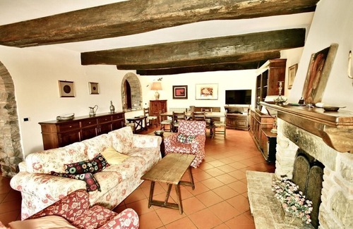 Umbertide Villa | Casa Riozzo. PRIVATE TENNIS, PRIVATE POOL, out/indoor kitchens, free wifi