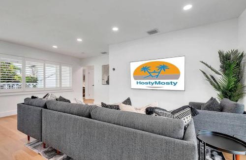 Harbor Village House | Casa Rosa 3 Bed 2 Bath with Pool & BBQ 5 Min to Beach