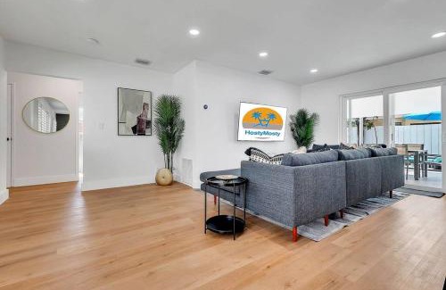 Harbor Village House | Casa Rosa 3 Bed 2 Bath with Pool & BBQ 5 Min to Beach