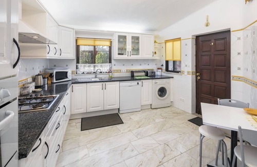 Lagoa e Carvoeiro Villa | Casa Ryder Short walk from Marinha beach!
