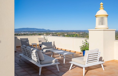 Estombar Ski Chalet | Casa Saudade, semidetached house with Jacuzzi near Ferragudo