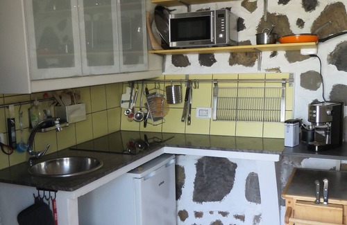El Paso Cottage | Casa Tali, small, very quiet country house with large garden and sea views.