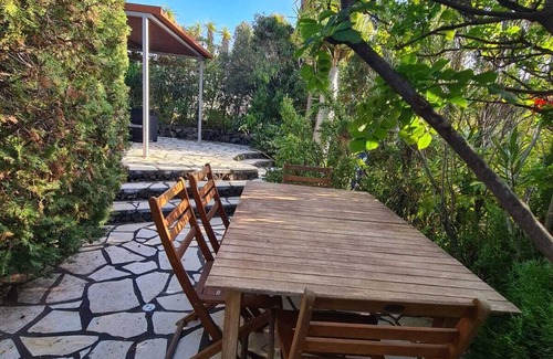 El Paso Cottage | Casa Tali, small, very quiet country house with large garden and sea views.