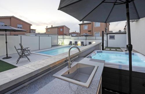 Liznjan House | Casa Tara Three-Bedroom Holiday Home