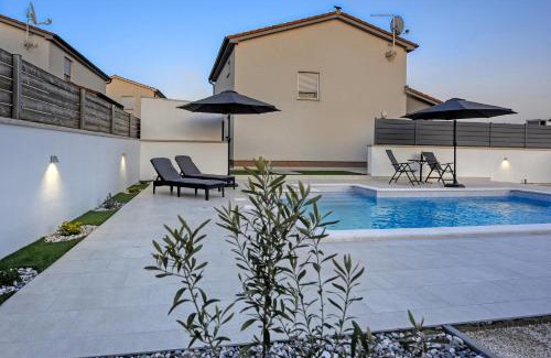 Liznjan House | Casa Tara Three-Bedroom Holiday Home