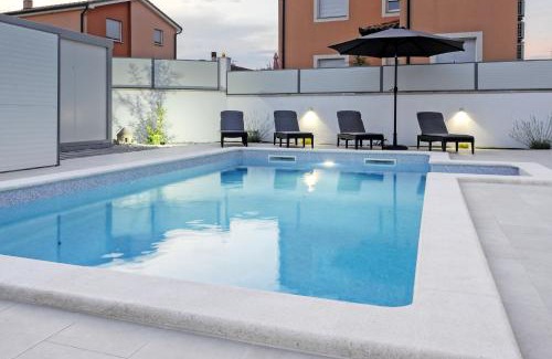Liznjan House | Casa Tara Three-Bedroom Holiday Home