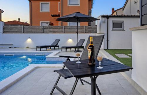 Liznjan House | Casa Tara Three-Bedroom Holiday Home