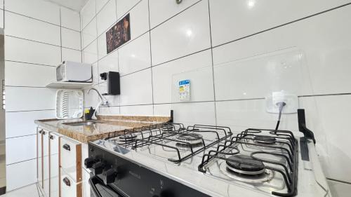 Balneario Arpoador House | Casa terrea perfeita para familias 100 m da praia do Arpoador, com piscina, churrasqueira, ar condicionado e 4 quartos